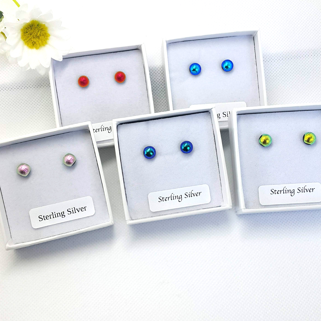 Stud earrings 5 colours in boxes