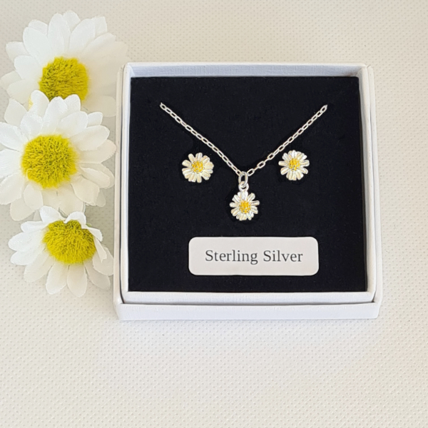 Gold Plated Sterling Silver Diamante Daisy Necklace - Lovisa