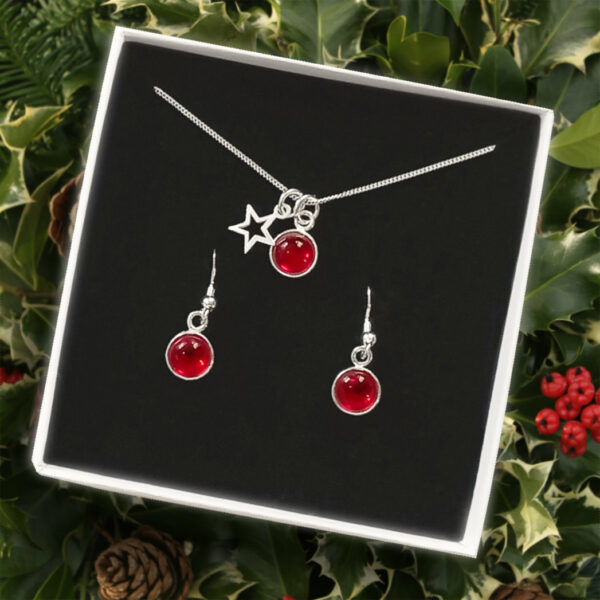 Harlyn red pendant and drops set on holly